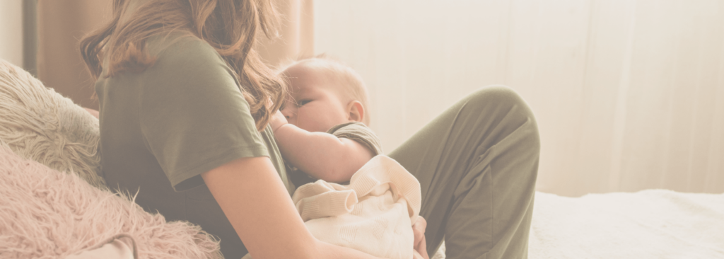 Babyschlaf Tipp: Dein Baby wacht nachts nicht so oft auf, wenn es tagsüber genug Nahrung zu sich genommen hat und so satt in die Nacht startet.